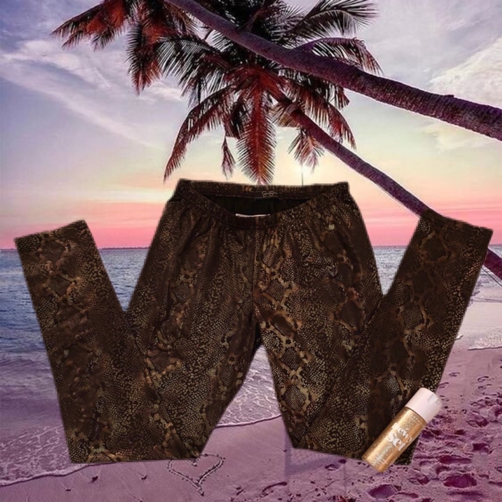 ❗️SOLD❗️ FAUX Aligator Skin Print Leggings